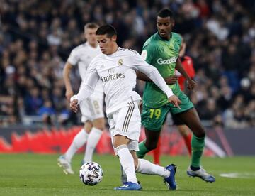 Lo suyo ha sido un retorno fallido. Para Zidane no cuenta y la entidad blanca est¨¢ entre la espada y la pared: o logra vender al colombiano este verano o se le ir¨¢ en 2021 gratis...