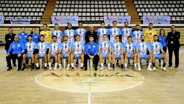 Foto de familia del Trops Málaga de Balonmano.