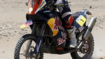 El piloto francés Cyril Despres compite hoy, jueves 17 de enero de 2013, en la decimosegunda etapa del rally Dakar entre las localidades de Fiambalá en Argentina y Copiapó en Chile.
