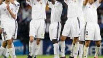 <B>JUNTOS A GLASGOW.</b> Los jugadores del Madrid aplaudieron en el centro del campo a la afición por su apoyo incondicional.