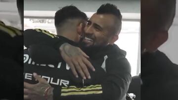 Vidal recibe a Isla en Colo Colo y desata las risas del plantel con esta broma