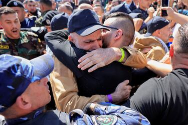 Un prisionero palestino liberado abraza a un miembro de su familia después de ser liberado de una cárcel israelí como parte de un intercambio de rehenes por prisioneros y un acuerdo de alto el fuego en Gaza entre Hamás e Israel.