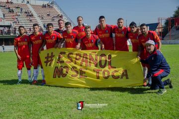 Un grupo de inmigrantes espa?oles en Argentina decidieron hacer un equipo, pero no inspirados en un club en concreto sino en la Selecci¨®n espa?ola. De esta forma naci¨® el Deportivo Espa?ol que a lo largo de la historia ha variado su vestimenta para mantener siempre su vinculaci¨®n con el equipo inspirador: La Roja.
