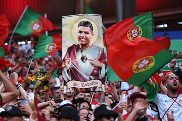 Pancarta de Cristiano Ronaldo sostenida por un aficionado de Portugal antes del partido de la fase de grupos de la UEFA EURO 2024 entre Portugal y Chequia