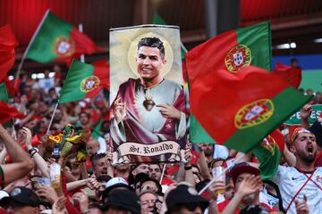 Pancarta de Cristiano Ronaldo sostenida por un aficionado de Portugal antes del partido de la fase de grupos de la UEFA EURO 2024 entre Portugal y Chequia