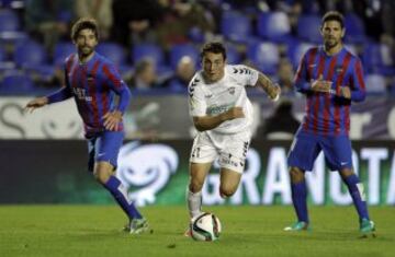 El centrocampista portugués del Albacete Balompié Rua Moutinho (c) persigue un balón junto a Víctor Pérez (izqda) y Gavilán, del Levante, durante el partido de vuelta de dieciseisavos de final de la Copa del Rey de fútbol que se disputa esta noche en el estadio Ciutat de València. 