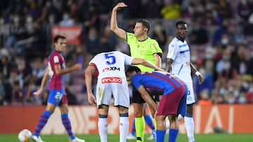 BARCELONA, SPAIN - OCTOBER 30: Sergio Aguero of FC Barcelona looks to be injured during the LaLiga Santander match between FC Barcelona and Deportivo Alaves at Camp Nou on October 30, 2021 in Barcelona, Spain. (Photo by Alex Caparros/Getty Images)