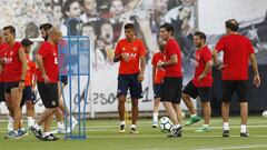 Marcelino, en un entrenamiento con Joao Cancelo. 