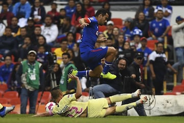 Si bien fue intenso y hubo llegadas, el encuentro ante América y Cruz Azul del sábado por la noche en el Estadio Azteca no correspondió a las expectativas, pues se trataba de los dos primeros lugares del campeonato. 'La Máquina' estrelló dos balones en los postes, pero no fue suficiente para evitar que 'Las Águilas' tomaran el liderato general. Eso sí, otros tres equipos merodean la punta y un desperfecto de los azulcremas ante Toluca en la próxima fecha podría suponer un nuevo golpe de Estado a la clasificación.