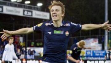 Odegaard celebra un gol con el Stromsgodset