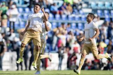 Javier Cortés empató el juego para los universitarios con un golazo de tiro libre y así lo festejo.