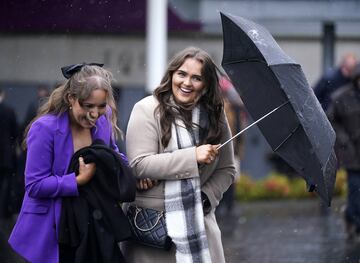 Celebrado en Carmanhall And Leopardstown, un peque?o suburbio de Dubl¨ªn en D¨²n Laoghaire-Rathdown, dentro del tradicional Condado de Dubl¨ªn, uno de los eventos m¨¢s importantes de h¨ªpica de cuantos se celebran al cabo del a?o. Es por ello que este evento re¨²ne a 200.000 personas durante los cuatro d¨ªas que duran las carreras. Esta celebraci¨®n combina el deporte, las apuestas, la comida y las fiestas. Este a?o la lluvia ha sido una de las protagonistas, como era de esperar, pero no por ello la fiesta ha ido a menos.