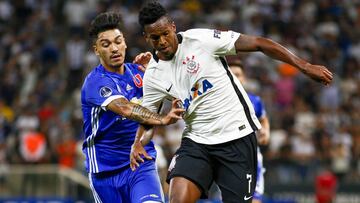 El jugador de Corinthians, Jo, derecha, disputa el balon con  Lorenzo Reyes 