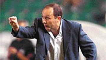 <B>AL ATAQUE</B>. El entrenador del Elche piensa en soluciones para que sus cuatro estrellas jueguen juntas en el campo.