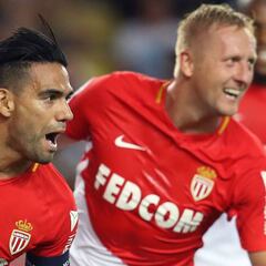 Falcao contra sus compañeros Glik y Baldé en Rusia 2018