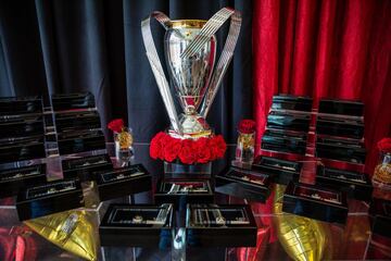 La foto del recuerdo, para la historia. El trofeo de campeonato junto a todos los anillos para la plantilla de 2018