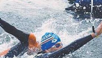 AJUSTADÍSIMOS. La llegada fue tan apretada entre el ruso Evguen Kochkarov y el español David Meca que los jueces debieron recurrir al vídeo para dilucidar quién era el ganador.