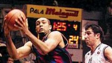 INSUFICIENTE. La eficacia encestadora de Okulaja no bastó al Barcelona.