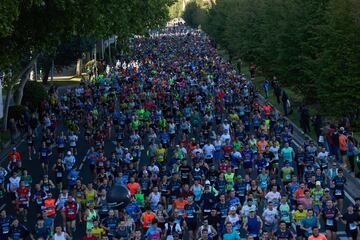 Miles de personas participan en la maratón durante la 46ª edición del Zurich Rock 'N' Roll Running Series en la capital española.