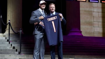 PHILADELPHIA, PA - APRIL 27: (L-R) Mitchell Trubisky of North Carolina poses with Commissioner of the National Football League Roger Goodell after being picked #2 overall by the Chicago Bears (from 49ers) during the first round of the 2017 NFL Draft at the Philadelphia Museum of Art on April 27, 2017 in Philadelphia, Pennsylvania. Elsa/Getty Images/AFP
== FOR NEWSPAPERS, INTERNET, TELCOS & TELEVISION USE ONLY ==