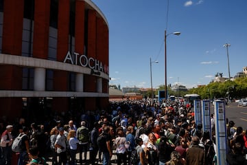 Viajeros se renen frente a la estacin de tren de Atocha tras el cierre por un corte de luz en Madrid. 
