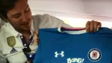 Circula un video en el cual aficionados merengues le cantan a La Máquina con la camiseta celeste y a pesar de ello, ¡no hubo cruzazuleada!