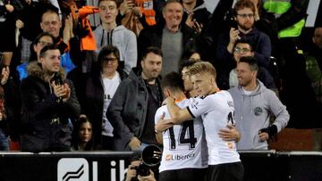 GRAF2900. VALENCIA, 01/02/2020.- El centrocampista del Valencia Carlos Soler (c) celebra con Gayá (i) y Wass tras marcar ante el Celta, durante el partido de Liga en Primera División que disputan esta noche en el estadio de Mestalla, en Vale