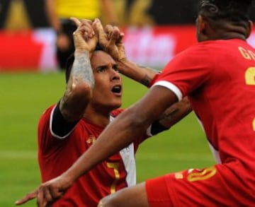 Blas Pérez de Panamá celebra su anotación ante Bolivia hoy, lunes 6 de junio de 2016, en el juego por la Copa América centenario 2016, en el estadio Camping World de Orlando (Fl, EE.UU.). EFE//Gerardo Mora