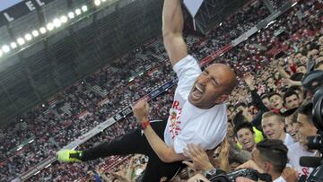 Abelardo Fernández durante la celebración tras eludir el descenso Liga BBVA.