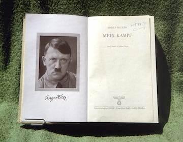 Este a?o ve la luz en Berl¨ªn el primer libro escrito por Adolf Hitler. En ¨¦l combina elementos de su autobiograf¨ªa con la exposici¨®n de ideas propias y un manifiesto de la ideolog¨ªa pol¨ªtica del nacionalsocialismo (nazismo). De ideolog¨ªa de extrema derecha que mostr¨® su rechazo al comunismo, marxismo, la democracia liberal y el sistema parlamentario. Tambi¨¦n mostraba antisemitismo, superioridad racial y eugenesia.