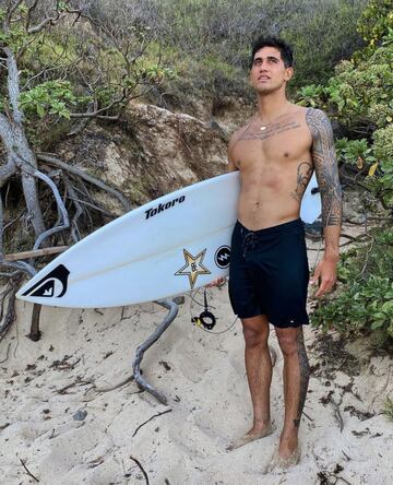 27 a?os, Honolulu (Haw芍i). Su padre, Leonard Lau, jugaba al f迆tbol americano y fue entrenador. Cuando supo que su hijo quer赤a ser surfista, dise?車 un plan para que lo consiguiera. Lleg車 al Championship Tour en 2017 y estuvo tres temporadas.