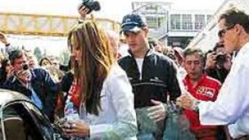 <b>VIAJE A ALEMANIA.</b> Michael Schumacher y su hermano Ralf (acompañado por su mujer) a la salida ayer del circuito de Imola para viajar hasta Colonia y visitar a su madre.