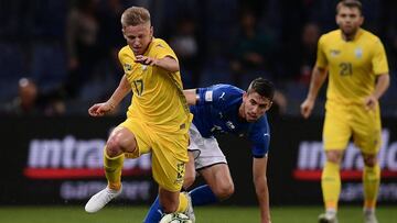 Zinchenko (izquierda), con Ucrania contra Italia.