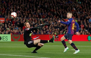 Con diez, Oblak mantuvo al Atleti. En el 27' tiró de reflejos ante Coutinho. En el 61' le saca el mano a mano a Suárez y en el 68' contuvo el tiro de Messi.