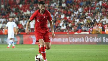 El mediocentro Okay Yokuslu, durante un partido de la selecci&oacute;n de Turqu&iacute;a. 