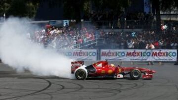 El piloto mexicano Esteban Gutiérrez manejó el monoplaza de Ferrari en el Paseo de la Reforma, la avenida más importante de Ciudad de México, dentro de la exhibición "Scuderia Ferrari Street Demo", misma que promociona el Gran Premio de México, que se correrá el 1 de noviembre
