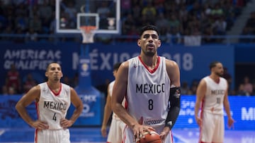 Gustavo Ayón durante un partido entre México y EEUU en 2018, clasificatorio al Mundial FIBA 2019.