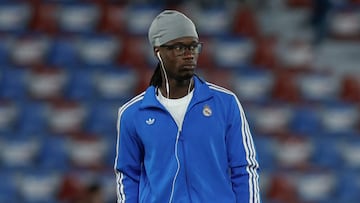 VALENCIA, 23/09/2025.- El centrocampista francés del Real Madrid Eduardo Camavinga en el terreno de juego este martes, previo al partido de la jornada 6 de LaLiga EA Sports, que el Levante y el Real Madrid disputan en el Estadio Ciutat de Valencia. EFE/ Biel Aliño