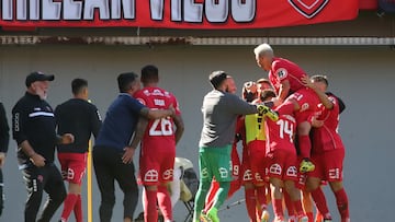 Futbol, Nublense vs Colo Colo.
Fecha 7, Campeonato Nacional 2024.
El jugador de Nublense Bernardo Cerezo, centro, celebra su gol contra Colo Colo durante el partido de primera division disputado en el estadio Bicentenario Nelson Oyarzun en Chillan, Chile.
06/04/2024
Jonnathan Oyarzun/Photosport
Football, Nublense vs Colo Colo.
7nd turn, 2024 National Championship.
Nublense's player Bernardo Cerezo, center, celebrates his goal against Colo Colo during the first division match held at the Bicentenario Nelson Oyarzun stadium in Chillan, Chile.
06/04/2024
Jonnathan Oyarzun/Photosport