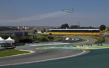 Exhibición aérea en el Autódromo José Carlos Pace de Sao Paulo, antes del inicio de carrera.