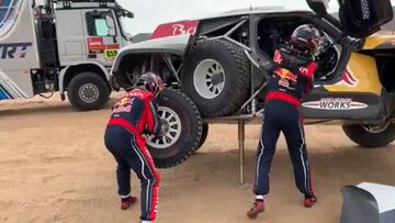 As¨ª ensayan Carlos Sainz y Lucas Cruz un 'pit stop' en su Mini