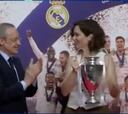Se va a hacer viral al instante: la reacción de Ayuso tras darle Florentino una réplica del trofeo