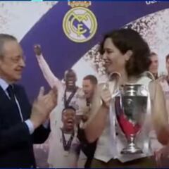 Se va a hacer viral al instante: la reacción de Ayuso tras darle Florentino una réplica del trofeo