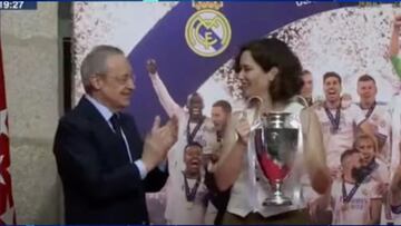 Se va a hacer viral al instante: la reacción de Ayuso tras darle Florentino una réplica del trofeo