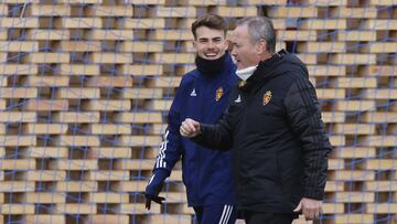 Chavarr&iacute;a conversa con JIM durante un entrenamiento.