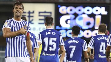 GRA342. SAN SEBASTIÁN, 25/08/2017.- El centrocampista de la Real Sociedad Xabi Prieto (i) celebra su gol marcado ante el Villarreal, el segundo del conjunto donostiarra, durante el partido correspondiente a la segunda jornada de LaLiga Santander disputado hoy en el estadio de Anoeta. EFE/Javier Etxezarreta