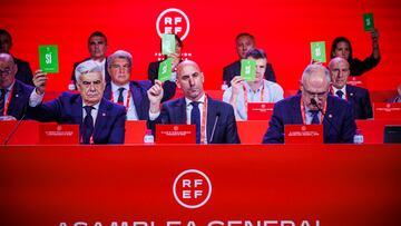 MADRID, 27/06/2023.- El presidente de la RFEF, Luis Rubiales (c), el vicepresidente, Pedro Rocha, y el secretario general, Andreu Camps, participan en la Asamblea General de la RFEF este martes, en Madrid. EFE/ Pablo García RFEF SOLO USO EDITORIAL SOLO DISPONIBLE PARA ILUSTRAR LA NOTICIA QUE ACOMPAÑA (CRÉDITO OBLIGATORIO)