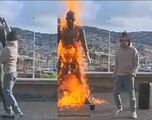 Un hombre prende fuego a la estatua de Cristiano Ronaldo en extraño video