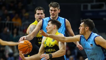 ANDORRA, 28/12/2024.- El escolta alemán del Lenovo Tenerife David Krämer (c) intenta conservar el balón ante los jugadores del MoraBanc Nikola Radicevic (d) y Ben Lammers (c) durante el partido de la decimotercera jornada de la Liga Endesa disputado este sábado en el Poliesportiu d'Andorra. EFE/ Fernando Galindo