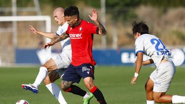 Rubén García pelea un balón.